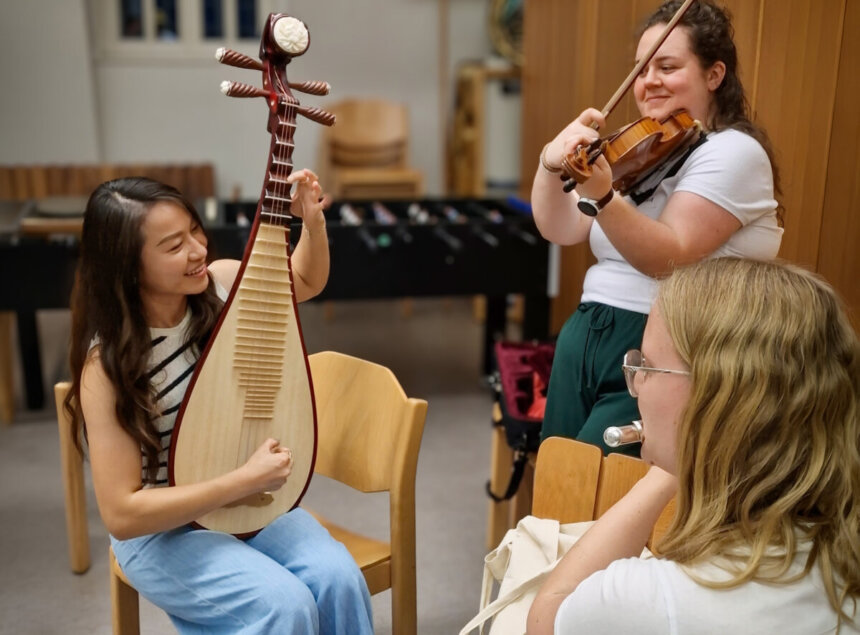 Eine Pipa, ein traditionelles Instrument aus Taiwan, ist beim Konzert von „Musik verbindet“ am 8. November in Schramberg zu erleben – als ein Farbtupfer in einem breiten Musik-Panorama. Foto: Annika Kußberger