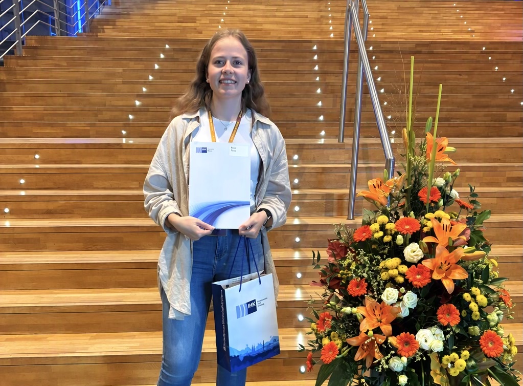 Nina Trik mit ihrer Urkunde bei der IHK-Bestenehrung 2026