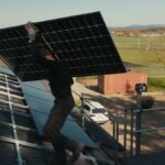 Montage der Photovoltaikanlage auf dem Vereinsheim, im Hintergrund der Ballpark der Cavemen