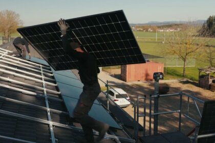 Montage der Photovoltaikanlage auf dem Vereinsheim, im Hintergrund der Ballpark der Cavemen
