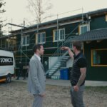 Ortstermin am Vereinsheim der Cavemen in Villingendorf: Bürgermeister Marcus Türk (links) mit SONNCO während der Montage der Photovoltaikanlage