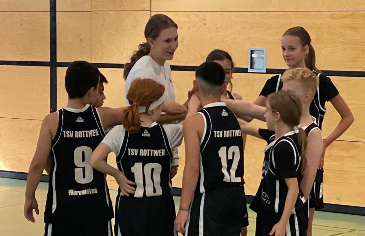 trainerin laura lazic bei der teambesprechung