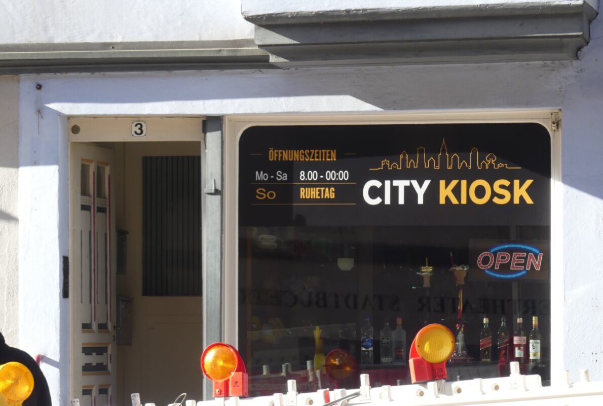trotz baustelle bis spaet nachts geoeffnet der city kiosk am friedrichsplatz 3 p1180478 bearbeitet