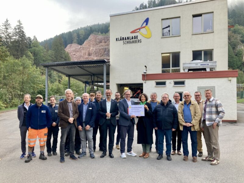 übergabe förderbescheid kläranlage schramberg (2).jp g