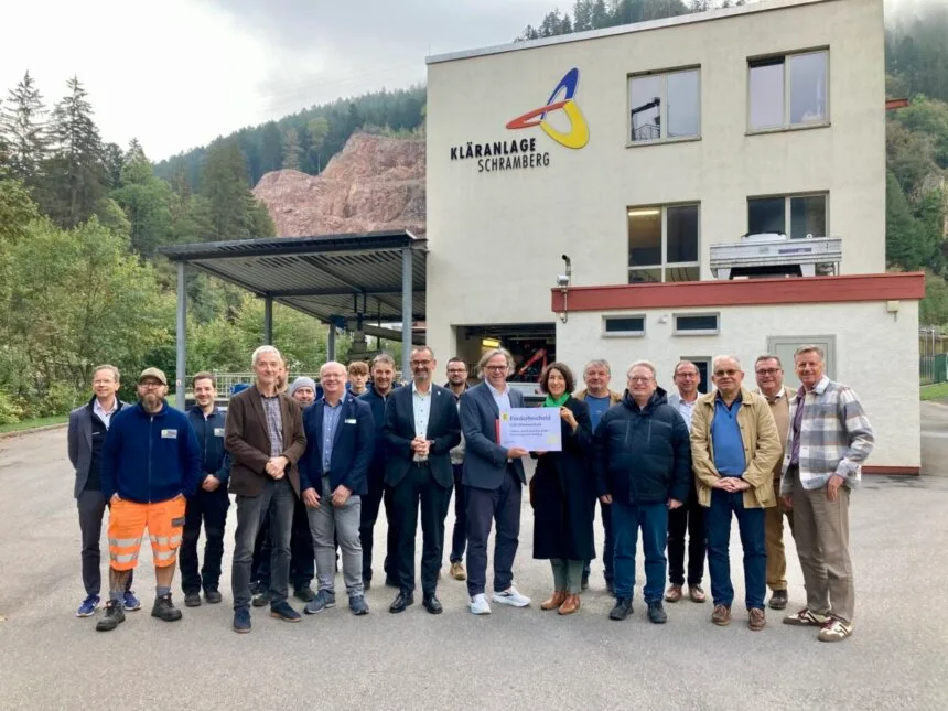 übergabe förderbescheid kläranlage schramberg (2).jp g