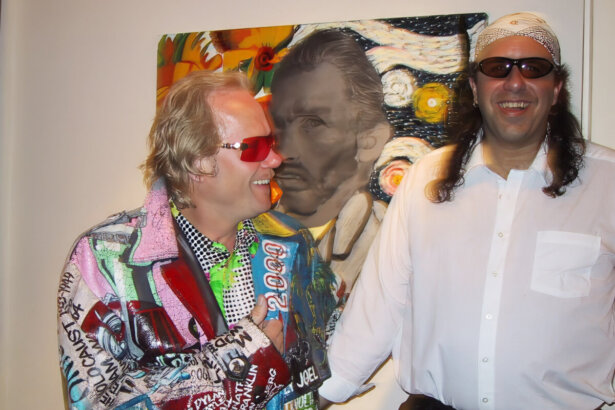 Bernhard Merz (links) mit dem Künstler Steve Kaufmann, der vor 25 Jahren die erste Ausstellung in der Etage2 bestritt.
