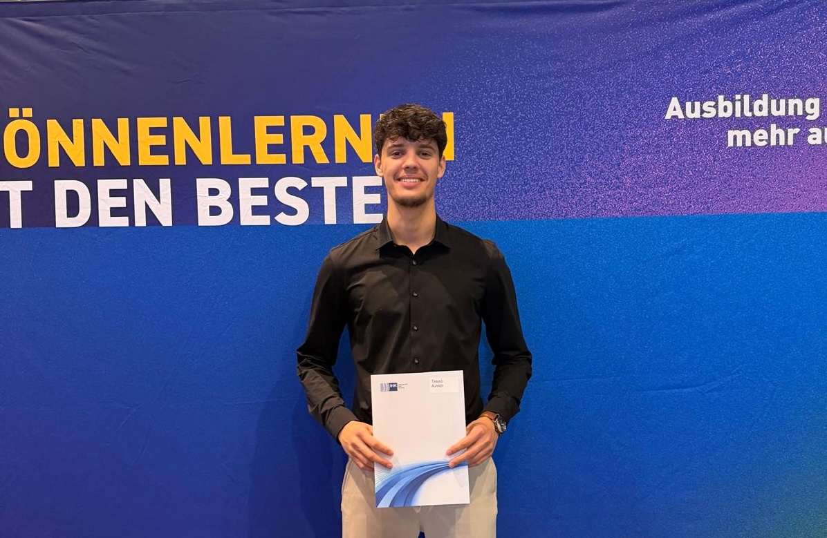 Tamas Ajandi mit seiner Urkunde bei der IHK-Bestenehrung 2026