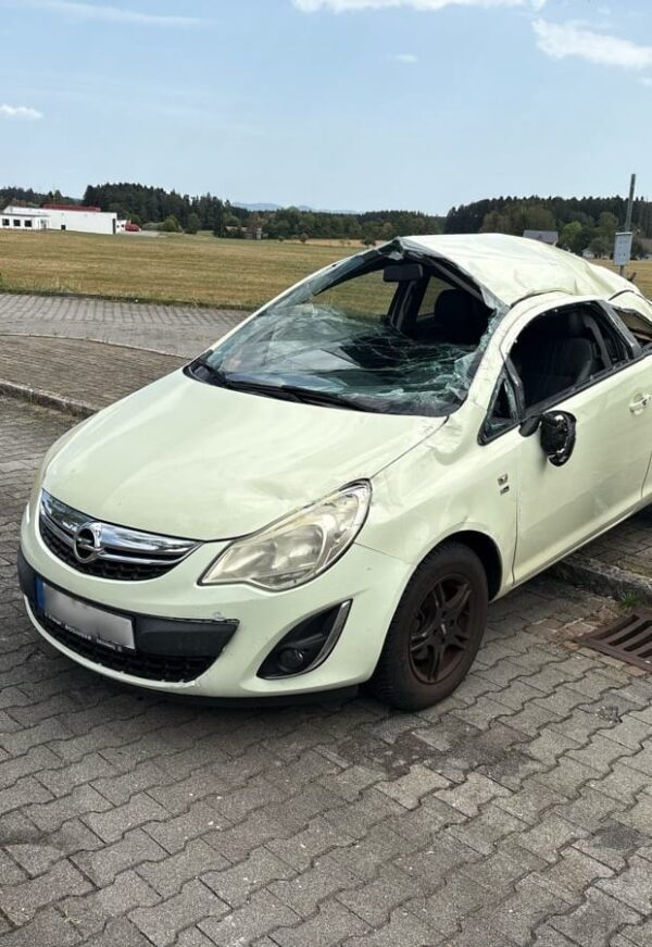 beschädigtes auto